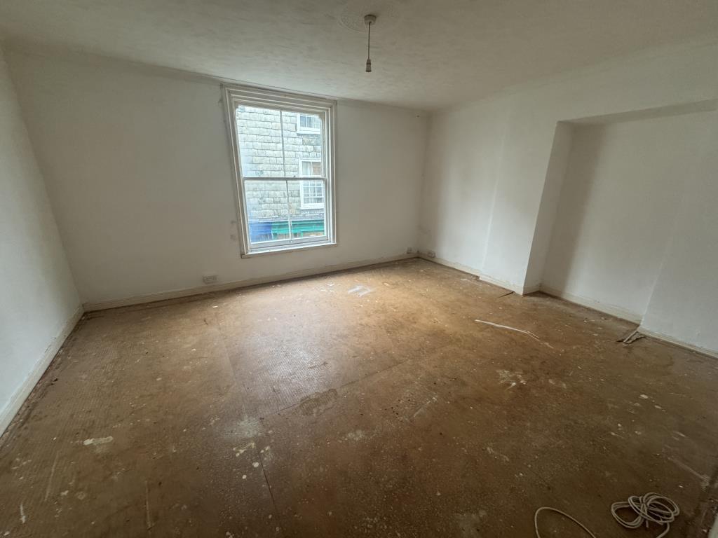 Lot: 134 - TOWN CENTRE FLAT FOR INVESTMENT OR OCCUPATION - Living room